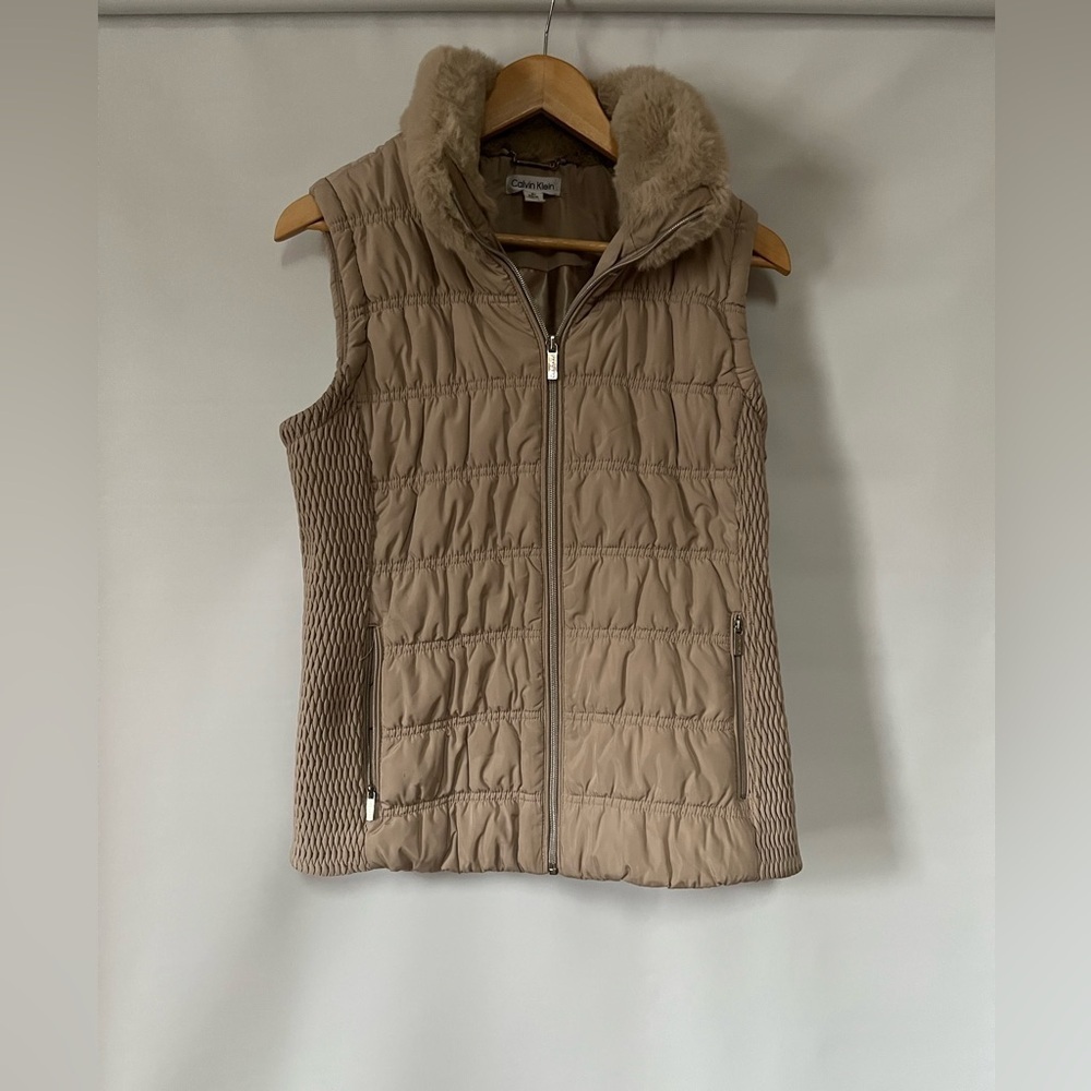 Calvin Klein Women’s Beige Quilted Puffer Vest Faux Fur Collar Sz Small NWOT